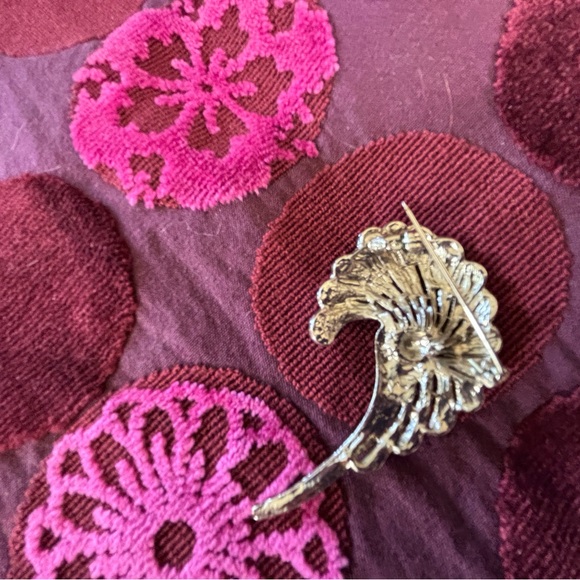 Elegant Silver Feather Brooch with Intricate Detailing - Picture 4 of 8